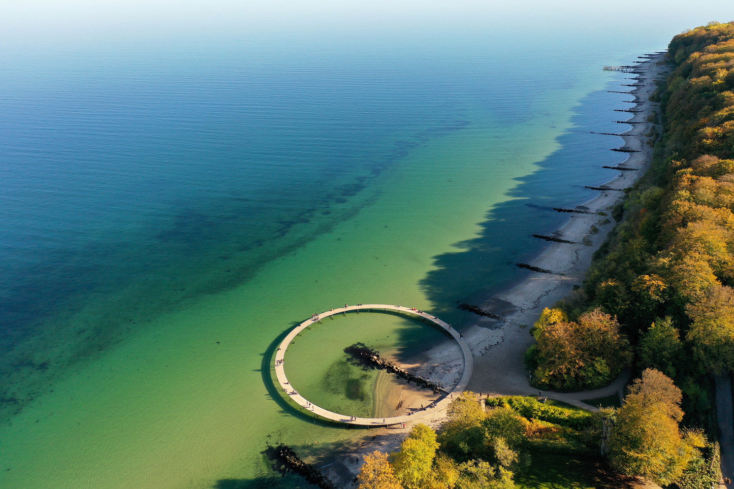 frede photography dronebileede af den uendelige bro og strand i aarhus