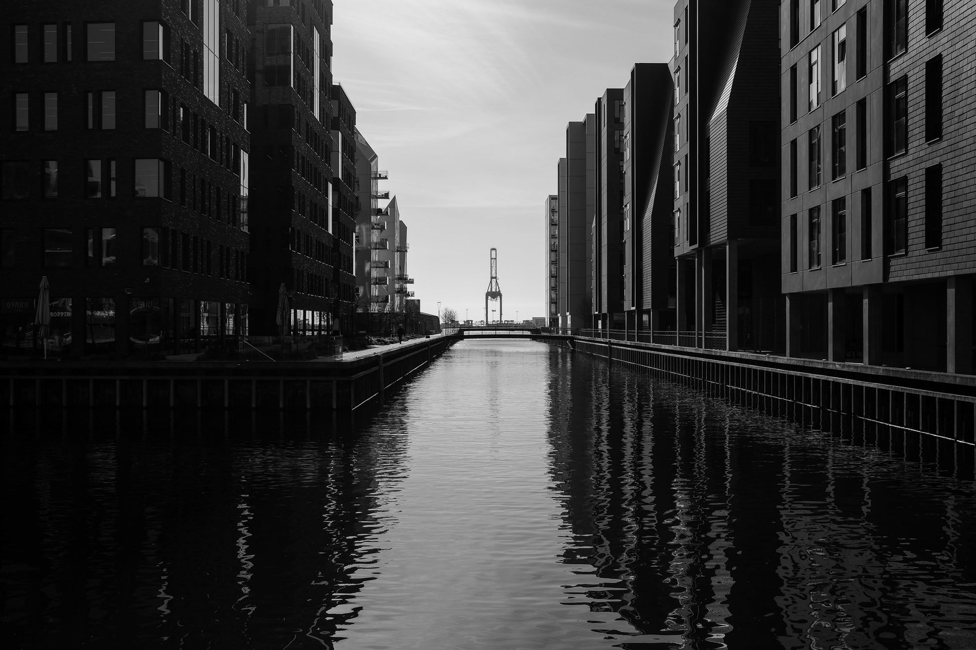 moderne huse ved kanalerne på aarhus ø set af frede photography